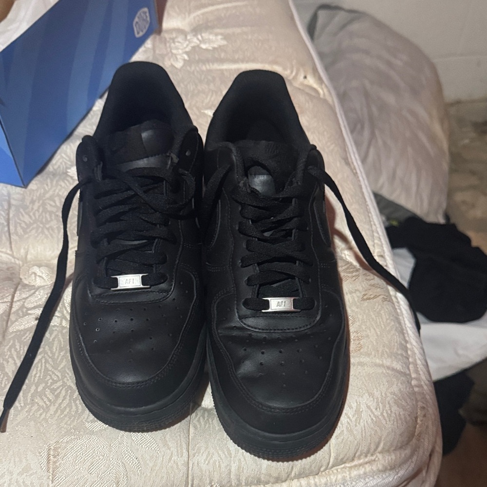 Nike Black Sneakers Sleek Minimalist Design